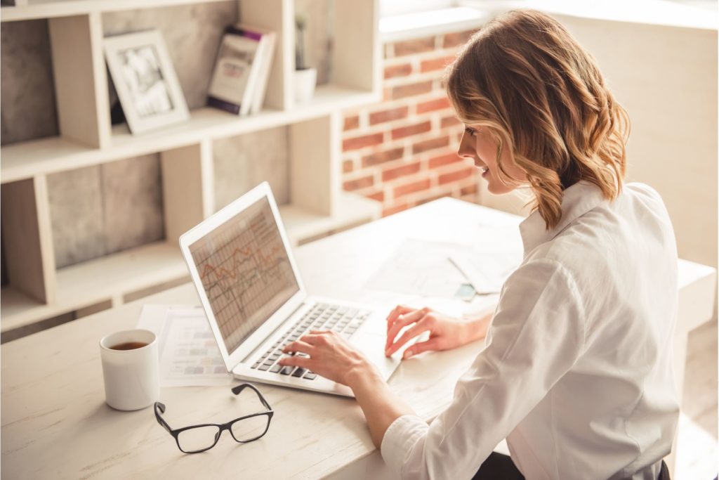 femme qui étudier des graphiques financiers sur un ordinateur portable